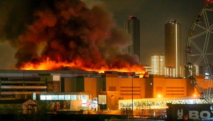 Un enorme incendio arde en el Crocus City Hall el viernes 22 de marzo de 2024, en el extremo occidental de Moscú, Rusia. 