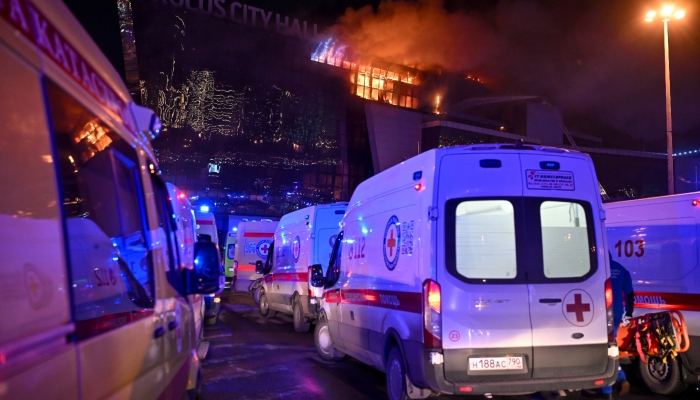 Ambulancias estacionadas cerca del Crocus City Hall, el 22 de marzo de 2024, en el extremo occidental de Moscú, Rusia