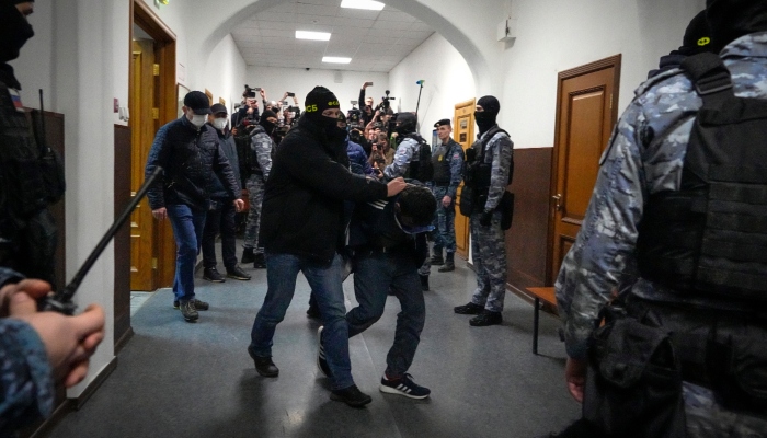 Un sospechoso de participar en el mortal ataque a una sala de conciertos en Moscú es escoltado por agentes de policía en el tribunal de Basmanny, el 24 de marzo de 2024, en Moscú, Rusia.