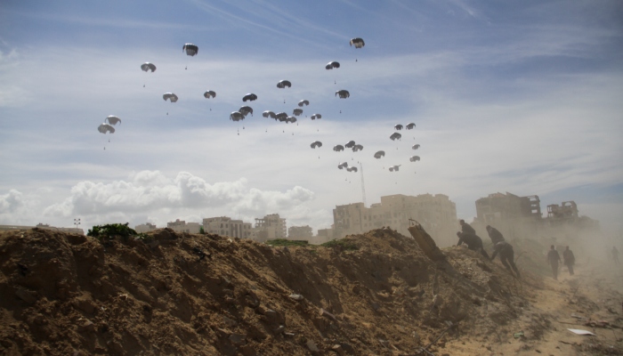 La Fuerza Aérea estadounidense deja caer ayuda humanitaria para los palestinos en Ciudad de Gaza, Franja de Gaza, el sábado 9 de marzo de 2024.