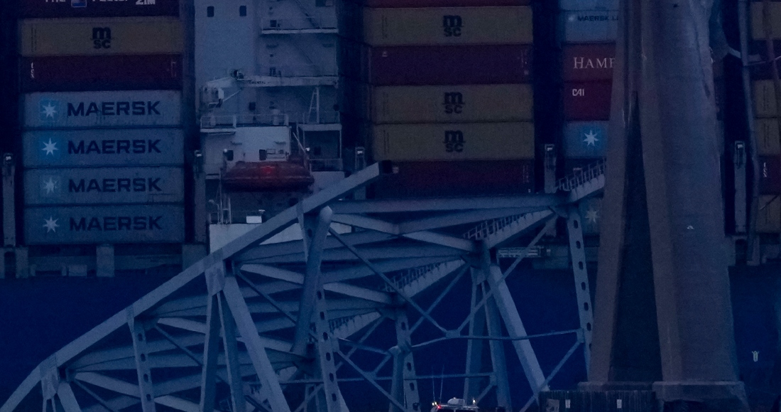 Un buque portacontenedores, apoyado contra los restos del puente Francis Scott Key a última hora del 26 de marzo de 2024, visto desde Sparrows Point, Maryland.