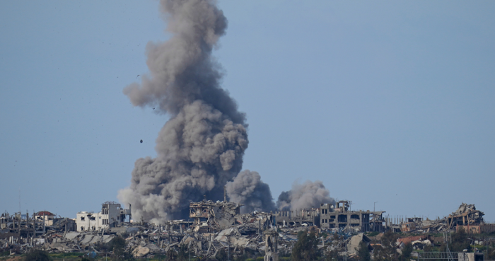 Humo se eleva tras un bombardeo israelí en la Franja de Gaza, visto desde el sur de Israel, el jueves 14 de marzo de 2024.