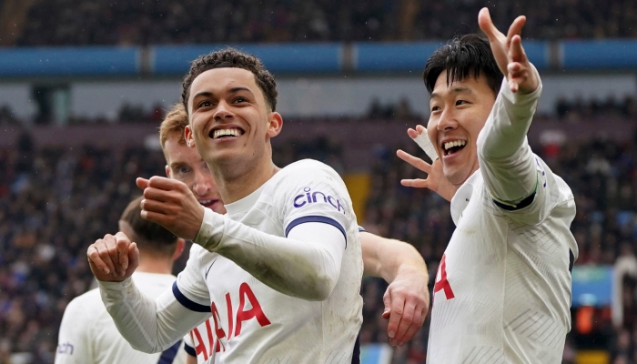 Brennan Johnson (izquierda) celebra junto a Son Heung-min tras anotar un gol para Tottenham en el partido ante Aston Villa en la Liga Premier, el domingo 10 de marzo de 2024, en Birmingham.