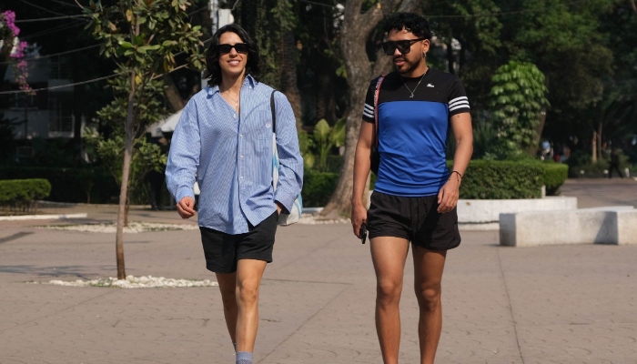 na pareja se visten con ropa ligera debido a las fuertes temperaturas que se presentan en la capital.