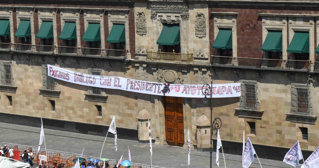 Campamento por la desaparición de los 43 estudiantes normalistas de Ayotzinapa se mantiene frente a Palacio Nacional.