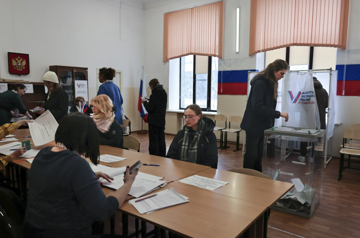 La gente asiste a la votación durante una elección presidencial en la ciudad portuaria de Vladivostok, al este de Moscú, Rusia, el 17 de marzo de 2024.