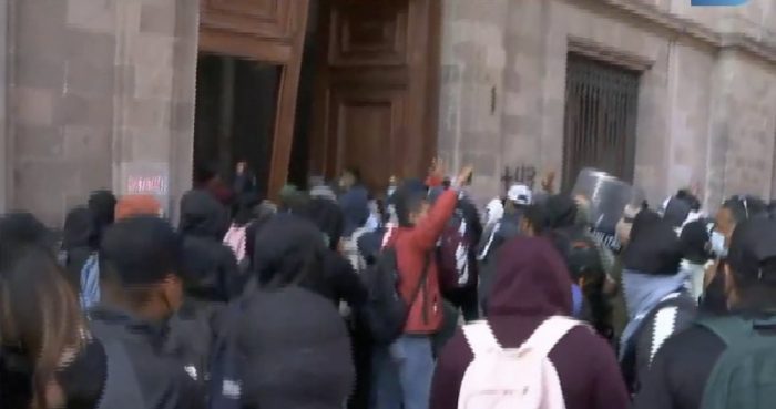 Un grupo de presuntos normalistas encapuchados de la Escuela Normal Rural "Raúl Isidro Burgos" de Ayotzinapa derribó la mañana de este miércoles la puerta número 1 de Palacio Nacional con una camioneta.