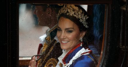 Catalina, princesa de Gales, y el príncipe Guillermo viajan en carroza tras la ceremonia de coronación del rey Carlos III de Inglaterra en Londres, el sábado 6 de mayo de 2023.