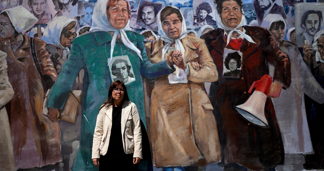 Claudia Poblete posa para una fotografía frente a un mural que representa al grupo Madres de Plaza de Mayo, en la antigua Escuela de Mecánica de la Armada, conocida como ESMA, ahora museo de derechos humanos, en Buenos Aires, Argentina, el viernes 22 de marzo de 2024. Poblete es una de los 133 "nietas recuperados" de Argentina. Su familia biológica la encontró años después de que fuera secuestrada cuando era una bebé durante la dictadura militar del país.