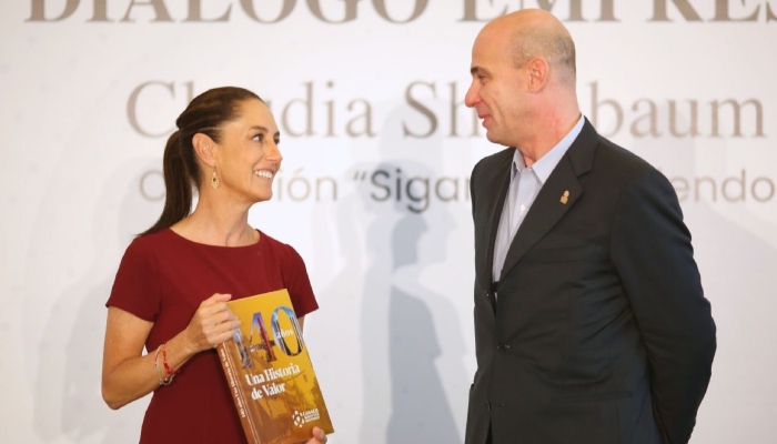 Claudia Sheinbaum, candidata presidencial de la coalición "Juntos hacemos historia", con Fernando Canales Stelzer, presidente de CANACO.