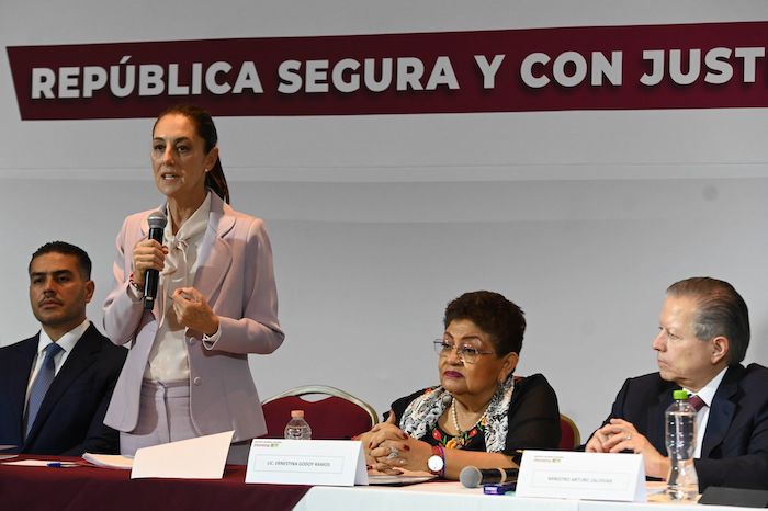 Claudia Sheinbaum Pardo, candidata presidencial de la izquierda, presentó la tarde de este lunes la estrategia de seguridad y justicia que buscará implementar en México si gana las elecciones del próximo 2 de junio, la cual está encaminada a atender las causas y a profundizar el rescate social.