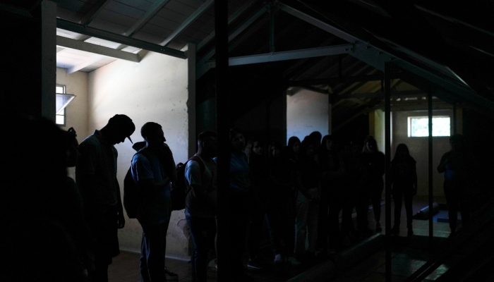 Estudiantes visitan un área de la antigua Escuela de Mecánica de la Armada, o ESMA, ahora un museo de derechos humanos, en Buenos Aires, Argentina, el viernes 22 de marzo de 2024. Durante el ejército la ESMA albergaba un centro de detención ilegal.