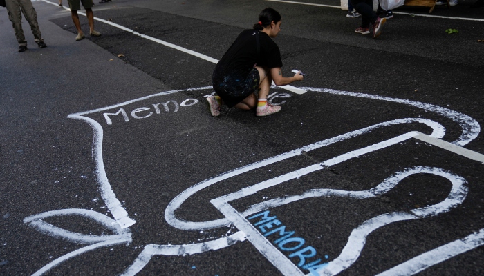 Un manifestante pinta siluetas que representan a las personas desaparecidas durante la dictadura militar de 1976-1983, durante una marcha que conmemora el 48º aniversario del golpe de Estado en Buenos Aires. 