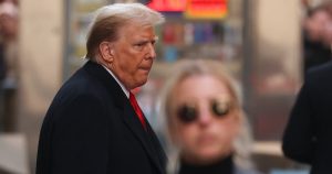 El expresidente Donald Trump sale del número 40 de la calle Wall Street después de una conferencia de prensa, el lunes 25 de marzo de 2024, en Nueva York.