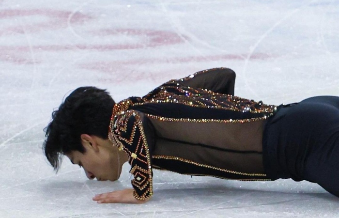 Donovan Carrillo clasifica al programa largo en el Mundial de Patinaje Artístico.