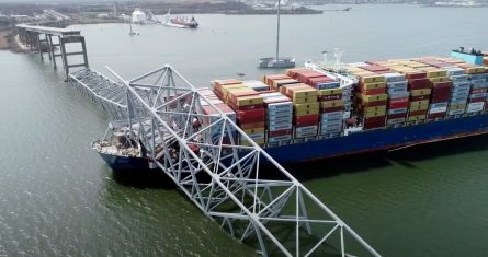 En esta imagen tomada de un video publicado por la Junta Nacional de Seguridad y Transporte de EEUU (NTSB), el carguero Dalí tras impactar la estructura del puente Francis Scott Key, el martes 26 de marzo de 2024, en Baltimore.