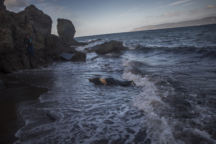 El cuerpo sin vida de una mujer no identificada se ve en la costa del poblado de Skala, en la isla griega de Lesbos, el domingo 1 de noviembre de 2015.