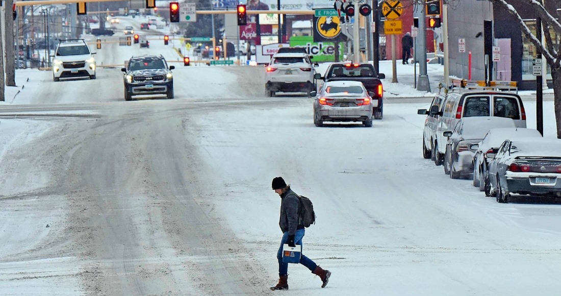 El invierno regresó a Bismarck Mandan y la nieve complicó los desplazamientos a pie y por carretera, el jueves 21 de marzo de 2024 en Bismarck, Dakota del Norte.