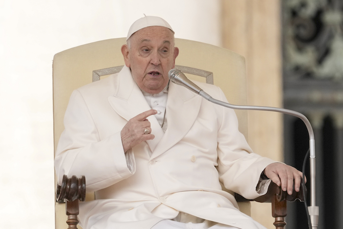 El Papa Francisco habla en su audiencia general semanal en la Plaza de San Pedro, Vaticano, 13 de marzo de 2024.