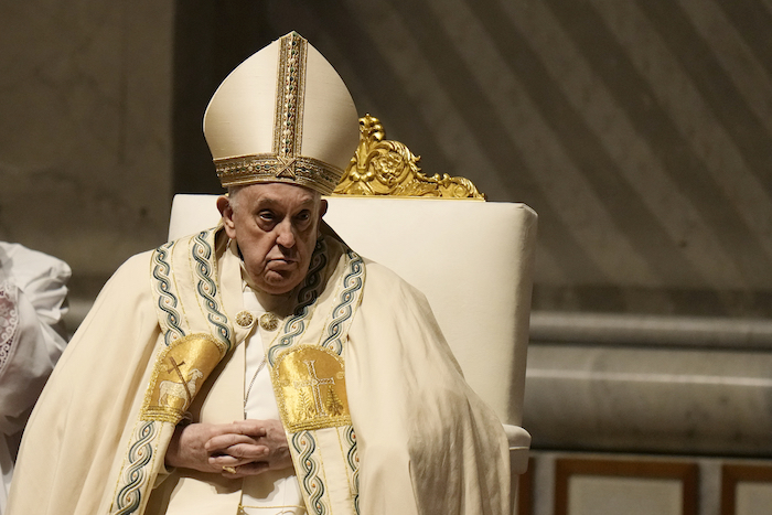 El Papa Francisco preside la vigilia de Pascua en la Basílica de San Pedro en el Vaticano, el sábado 30 de marzo de 2024.