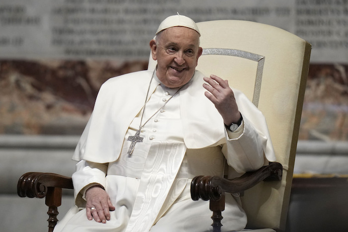 El Papa Francisco saluda a los fieles antes de misa en la Basílica de San Pedro, en el Vaticano, el sábado 9 de marzo de 2024.