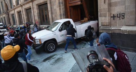 Un grupo de manifestantes derribó una de las puertas de Palacio Nacional.