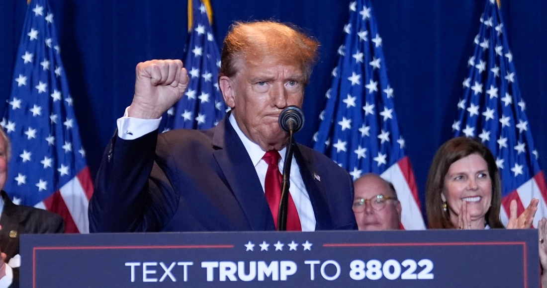 El precandidato presidencial republicano y expresidente Donald Trump alza un puño durante un evento en la noche de las primarias en la feria estatal de Carolina del Sur, el sábado 24 de febrero de 2024, en Columbia, Carolina del Sur.