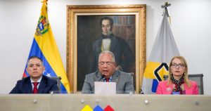 El presidente del Consejo Nacional Electoral, Elvis Hidrobo Amoroso, en el centro, habla con la prensa en la sede del CNE en Caracas, Venezuela, el martes 5 de marzo de 2024.