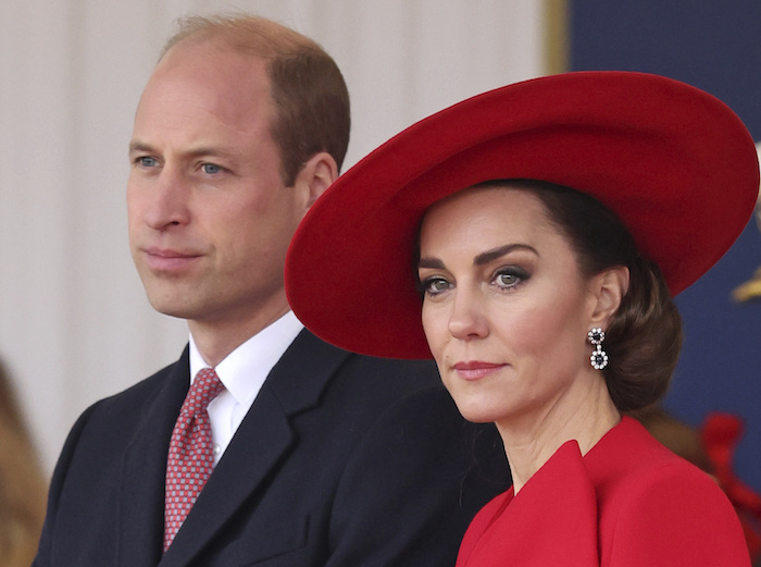 El príncipe Guillermo de Gran Bretaña, izquierda, y la princesa Catalina de Gales, asisten a una ceremonia de bienvenida para el Presidente y la primera dama de la República de Corea en el desfile de la guardia montada en Londres, Inglaterra, el 21 de noviembre de 2023.