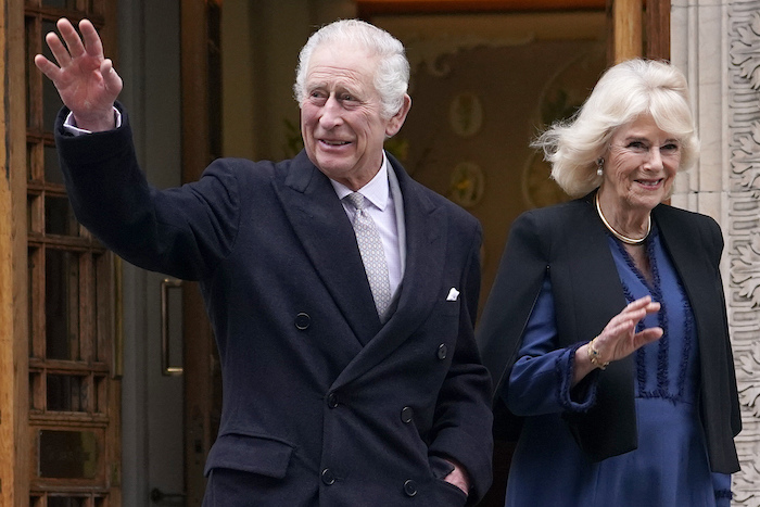 El rey británico Carlos III y la reina Camilla salen de la London Clinic en Londres, 29 de enero de 2024.