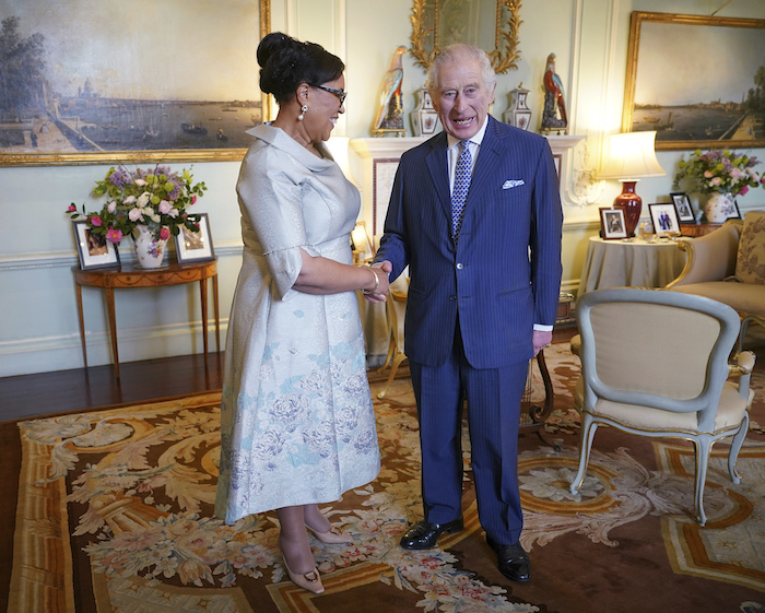 El rey Carlos III de Gran Bretaña, derecha, le da la mano al a Secretaria General de la Mancomunidad, la baronesa Scotland de Asthal, durante una audiencia en el Palacio de Buckingham en Londres el miércoles 13 de marzo de 2024.