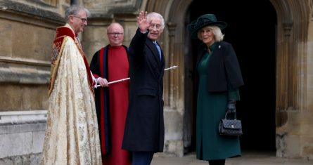 El rey de Inglaterra, Carlos III, en el centro, y la reina Camilla llegan a la misa de Pascua en la capilla de San Jorge en el Castillo de Windsor, Inglaterra, el domingo 31 de marzo de 2024.