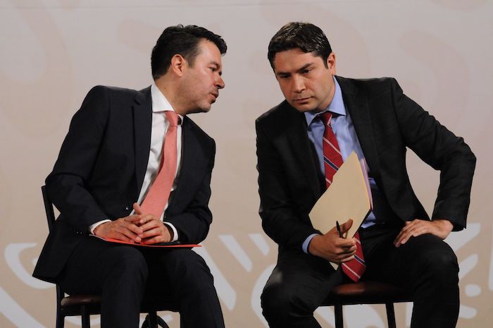 Félix Arturo Medina, Subsecretario de Gobernación, y Antonio Martínez Dagnino, titular del SAT, dialogan durante la conferencia "mañanera".