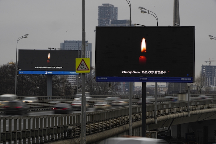 El tráfico circula por la autopista junto a un cartel en que dice "Lloramos al 03.22.2024" en Moscú, Rusia, el sábado 23 de marzo de 2024, tras un ataque el viernes reivindicado por el grupo Estado Islámico.