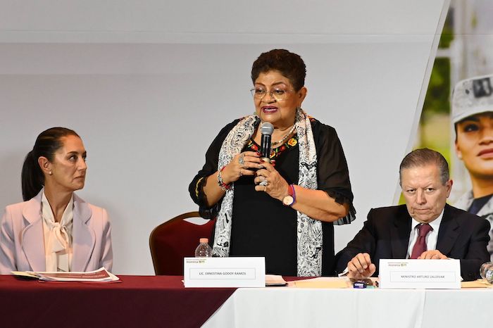 Ernestina Godoy, candidata al Senado por parte de Morena, participa en la conferencia de esta tarde.