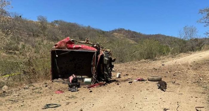 Tres campesinos fallecieron el martes por la explosión de una mina terrestre en el estado de Michoacán.