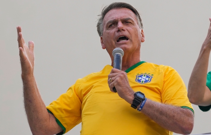 El expresidente brasileño Jair Bolsonaro habla ante sus simpatizantes durante una marcha, el domingo 25 de febrero de 2024, en Sao Paulo. 