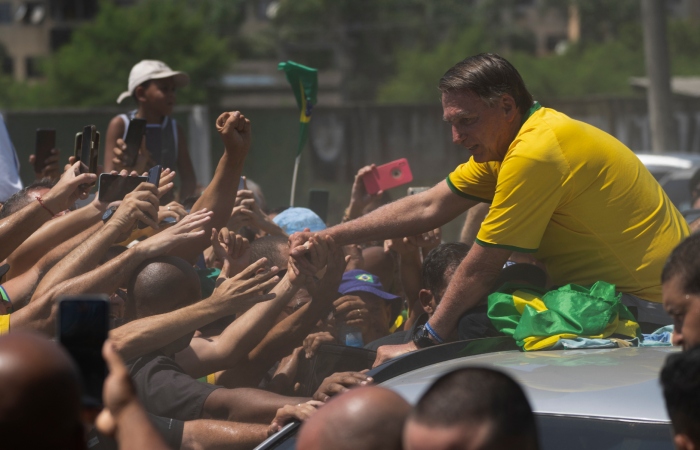 El expresidente brasileño Jair Bolsonaro saluda a sus partidarios en un acto de campaña para la alcaldía de Río de Janeiro, 16 de marzo de 2024.