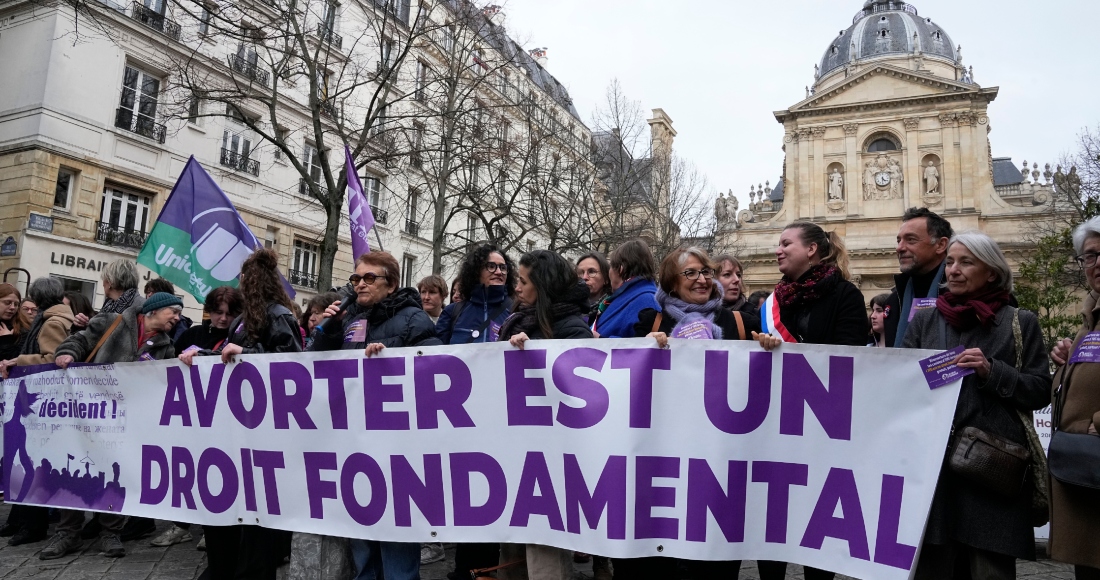 Defensores del derecho al aborto sostienen un letrero con la frase "el aborto es un derecho fundamental" en francés durante una protesta afuera de la Universidad de La Sorbona en París, el miércoles 28 de febrero de 2024.