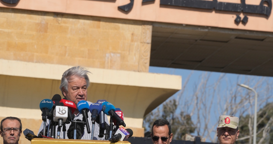 El Secretario general de la ONU, Antonio Guterres, habla luego de una visita al cruce de Rafah en la frontera entre Gaza y Egipto, sábado 23 de marzo de 2024.