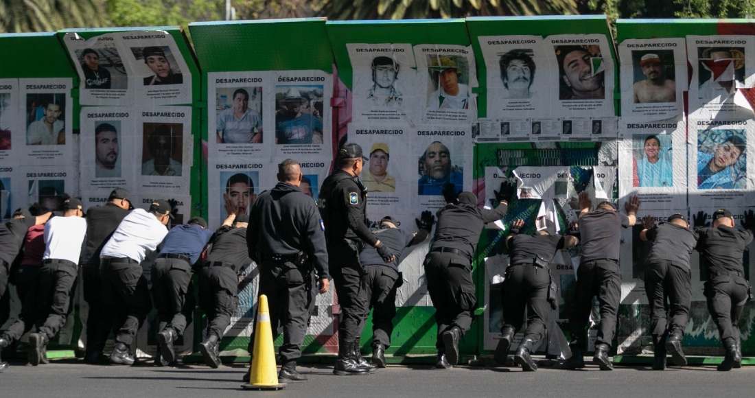 Policías de la Secretaría de Seguridad Ciudadana desoldaron las vallas de la llamada Glorieta de las y los Desaparecidos, en donde también se alberga el Ahuehuete, esto como parte del operativo que se esta llevando a cabo por el festejo de año nuevo en Paseo de la Reforma, el 28 de diciembre de 2013.