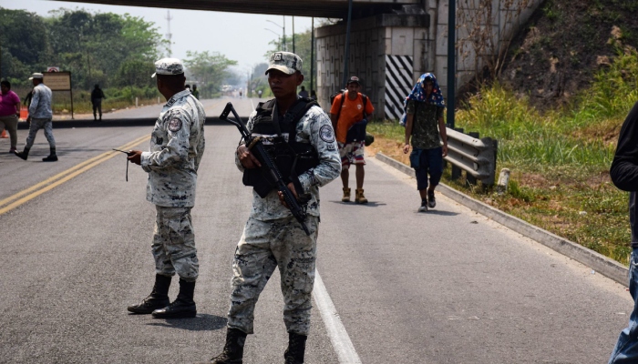 La Guardia Nacional vigila y detiene migrantes en Tapachula, Chiapas.