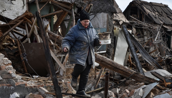 Inna, de 71 años, saca algunas de sus posesiones de entre los escombros de su casa, destruida por un dron ruso en un ataque a un vecindario residencial en Zaporiyia, Ucrania, el 28 de marzo de 2024.