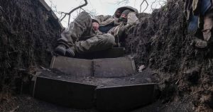 Un soldado ucraniano descansa en una trinchera en el frente, cerca de Liman, en la región ucraniana de Donetsk, el 29 de marzo de 2024.