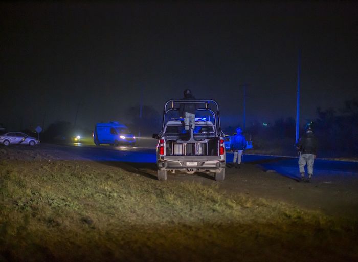 Al menos diez cuerpos y restos humanos calcinados fueron encontrados en una carretera del estado de Nuevo León, al norte de México, informaron el jueves autoridades estatales.