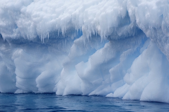 Hielo flota en el estrecho de Bransfield cerca de la base militar chilena Bernardo O'Higgins el 23 de noviembre de 2023.