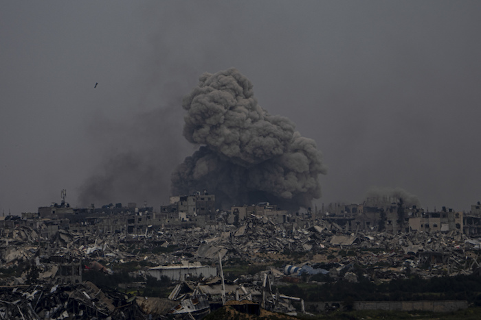 Humo y explosiones se alzan en la Franja de Gaza el domingo 17 de marzo de 2024, en una toma desde el sur de Israel.