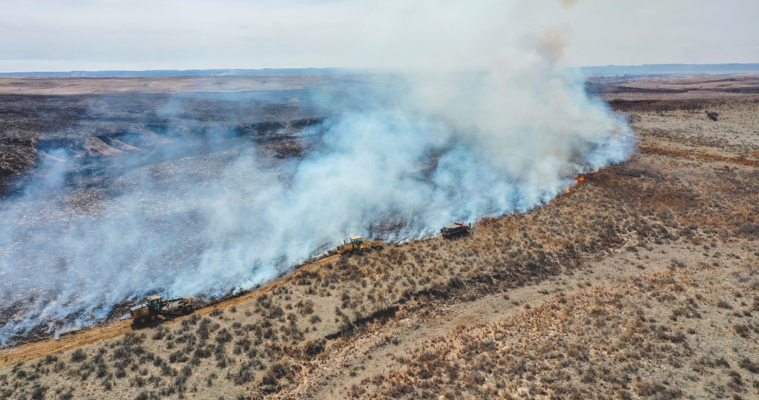 Bomberos combaten el incendio de Smokehouse Creek Fire al norte de Canadian, Texas, el miércoles 28 de febrero de 2024.