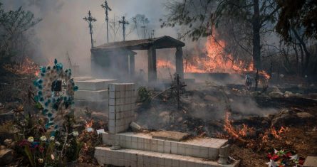 Un incendio forestal quema parte de un cementerio el lunes 25 de marzo de 2024, en Nogales, México.