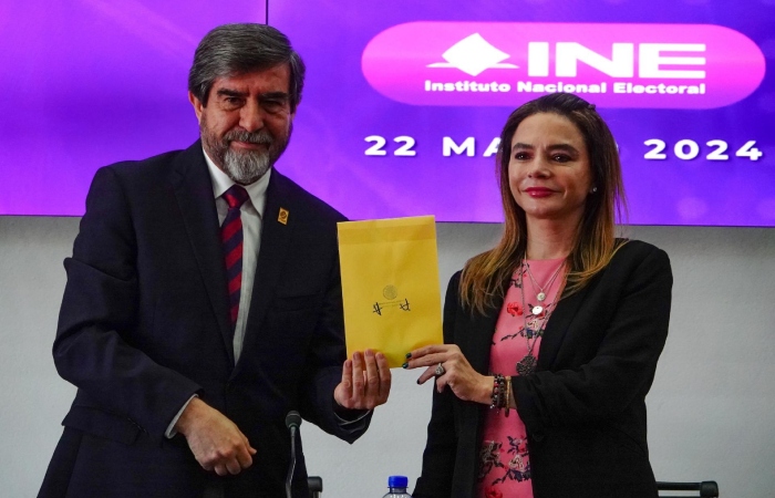 Humberto Orozco, director de relaciones exteriores de ITESO, Carla Humphrey, consejera electoral, encabezaron el acto protocolario de entrega de preguntas ciudadanas recabadas por el Instituto Nacional Electoral para el Primer Debate Presidencial, esto en el auditorio del instituto. 